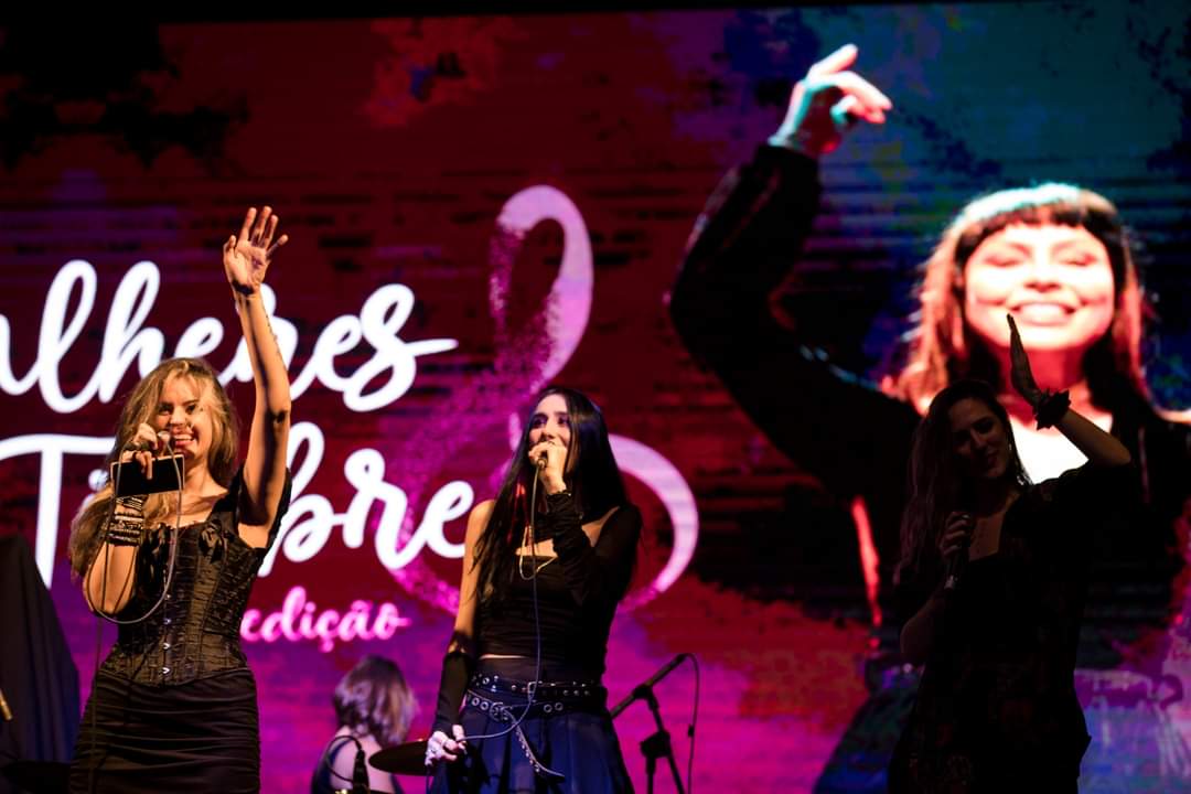 Amanda Vergara no show Mulheres de Timbre, abertura para Pitty